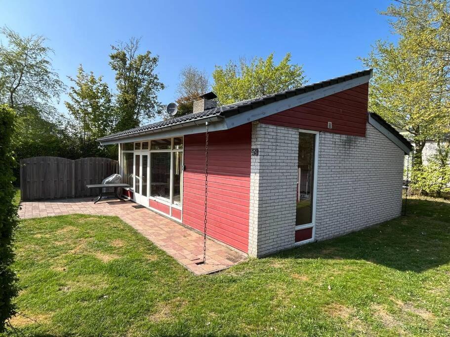 Knusse Bungalow Op Groen Park! Ouddorp Esterno foto