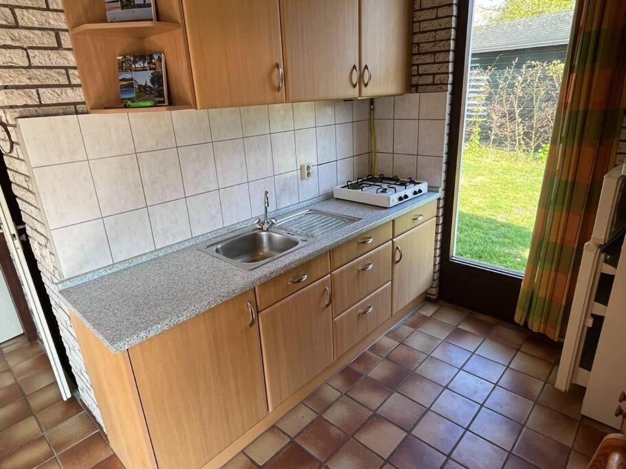 Knusse Bungalow Op Groen Park! Ouddorp Esterno foto