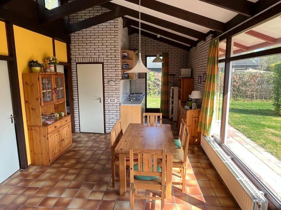 Knusse Bungalow Op Groen Park! Ouddorp Esterno foto