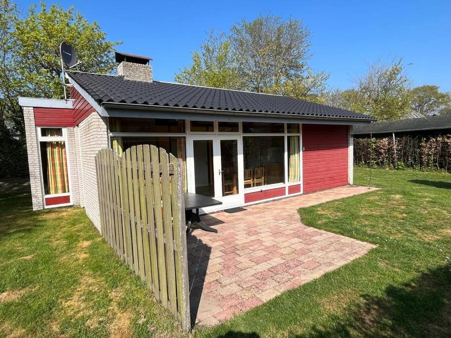Knusse Bungalow Op Groen Park! Ouddorp Esterno foto